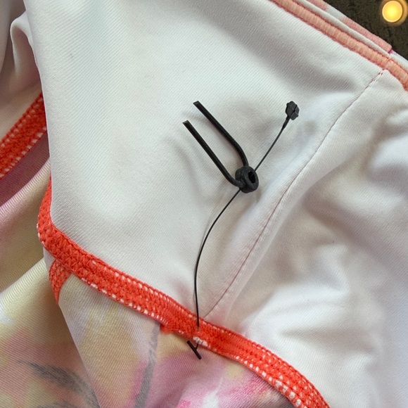 NWOT. Calvin Klein Cropped Tropical Leggings. Size L. Inseam: 20 in Rise: 9.5 in - Picture 6 of 7